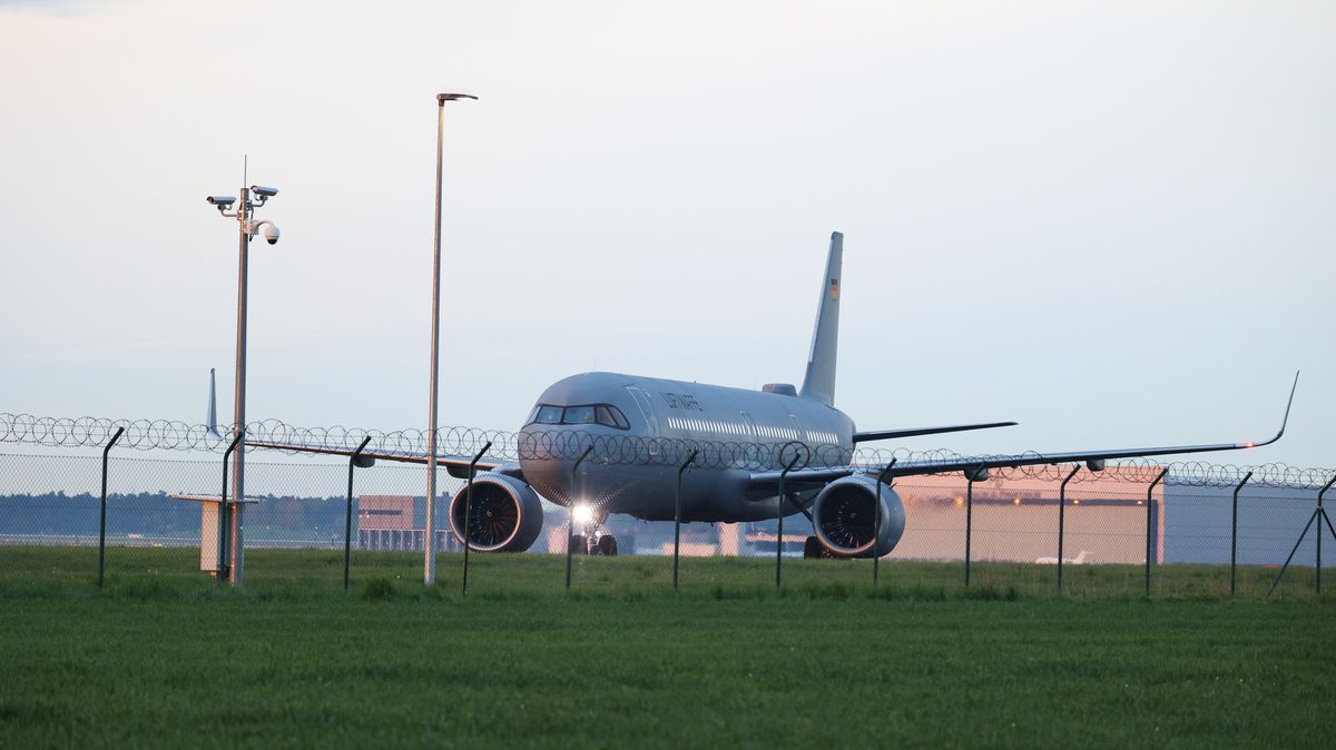 Evakuační letoun ze Súdánu přistál v Berlíně, na palubě jsou i Češi